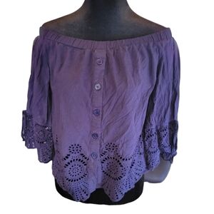 Off the shoulder to with lace detail